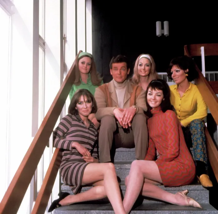 Framed Print : THE SAINT, Roger Moore, with female admirers, 1962-1969
