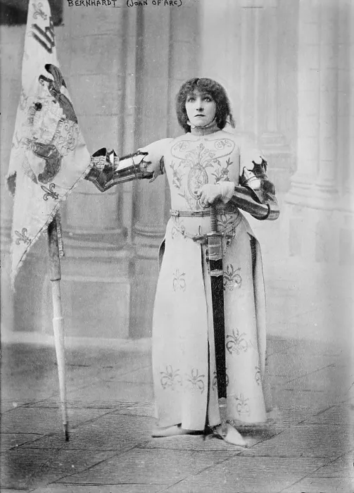 Framed Print : Sarah Bernhardt (1844-1923), French actress, dressed in costume as Joan of Arc, holding a flag, 1900