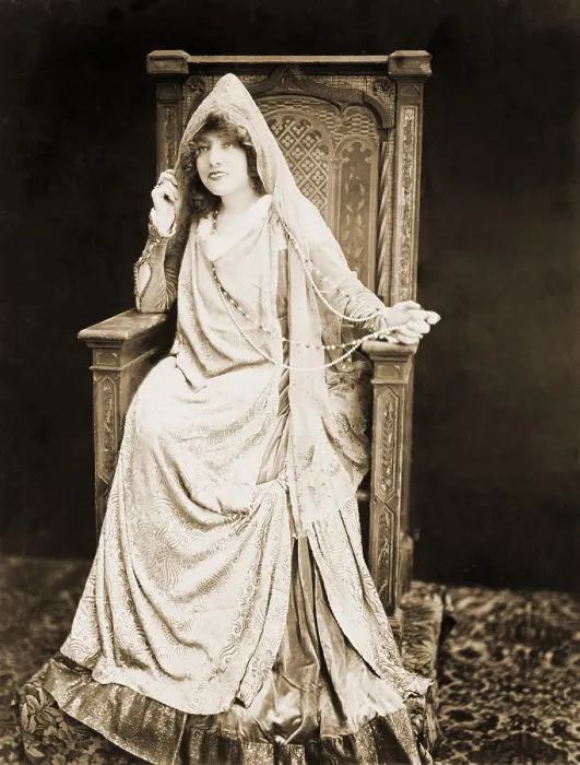 Framed Print : Sarah Bernhardt (1844-1923), French actress, posed in stage costume in 1917. She continued to perform until her death at age 69, in 1923 Framed Print : Sarah Bernhardt (1844-1923), French actress, posed in stage costume in 1917. She continued to perform until her death at age 69, in 1923
