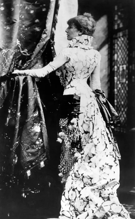 Framed Print : Sarah Bernhardt, circa 1900. Courtesy: CSU Archives / Everett Collection