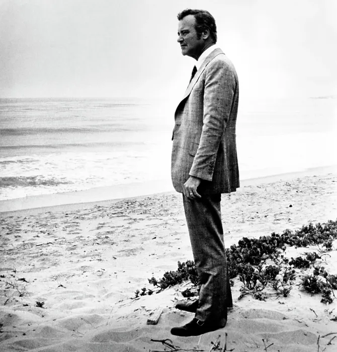 Framed Print : SAVE THE TIGER, Jack Lemmon, 1973, alone on the shore Framed Print : SAVE THE TIGER, Jack Lemmon, 1973, alone on the shore