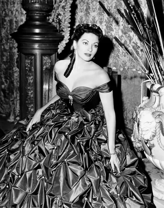 Framed Print : SCARLET ANGEL, Yvonne De Carlo, 1952 Framed Print : SCARLET ANGEL, Yvonne De Carlo, 1952