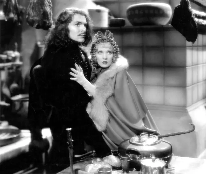 Framed Print : THE SCARLET EMPRESS, John Lodge, Marlene Dietrich, 1934