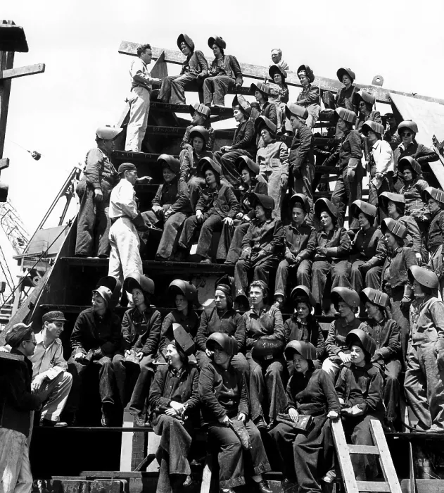 Framed Print : School for Women Welders at a Los Angeles shipyard, circa 1943. Courtesy: CSU Archives / Everett Collection Framed Print : School for Women Welders at a Los Angeles shipyard, circa 1943. Courtesy: CSU Archives / Everett Collection