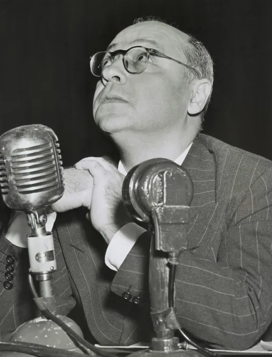 Framed Print : Screenwriter Morrie Ryskind testified to the Un-American Activities Committee (HUAAC), as a friendly witness, Oct. 22, 1947