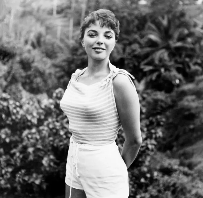 Framed Print : SEA WIFE, Joan Collins, on-set, between takes, 1957, 20th Century Fox, TM & Copyright / Courtesy: Everett Collection