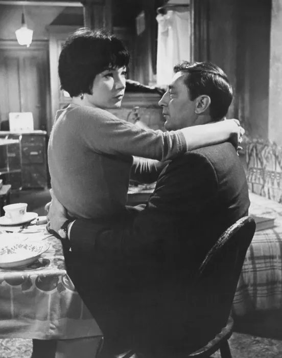 Framed Print : TWO FOR THE SEESAW, from left: Shirley MacLaine, Robert Mitchum, 1962