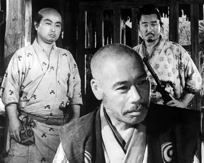 Framed Print : THE SEVEN SAMURAI, (aka SHICHININ NO SAMURAI), Takashi Shimura (front), rear from left: Daisuke Kato, Minoru Chiaki, 1954