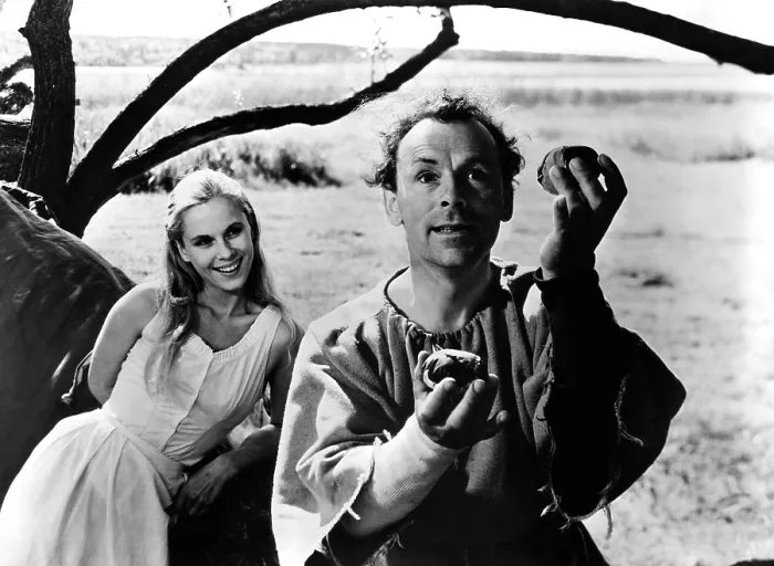 Framed Print : THE SEVENTH SEAL, Bibi Andersson, Nils Poppe, 1957