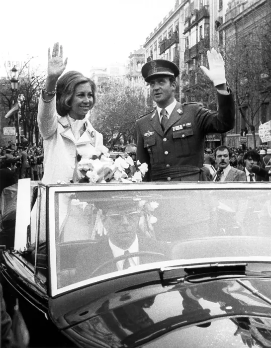 Framed Print : SEVILLA, SPAIN: Spain's King Juan Carlos and Queen Sofia wave to the crowd during a recent (March 29) visit to Sevilla. 1976.. Courtesy: CSU Archives  /  Everett Collection