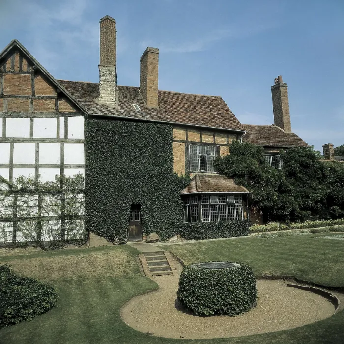 Framed Print : SHAKESPEARE, William (1564-1616). Facade and garden from the house where Shakespeare was born. UNITED KINGDOM. ENGLAND. WEST MIDLANDS. Stratford-Upon-Avon