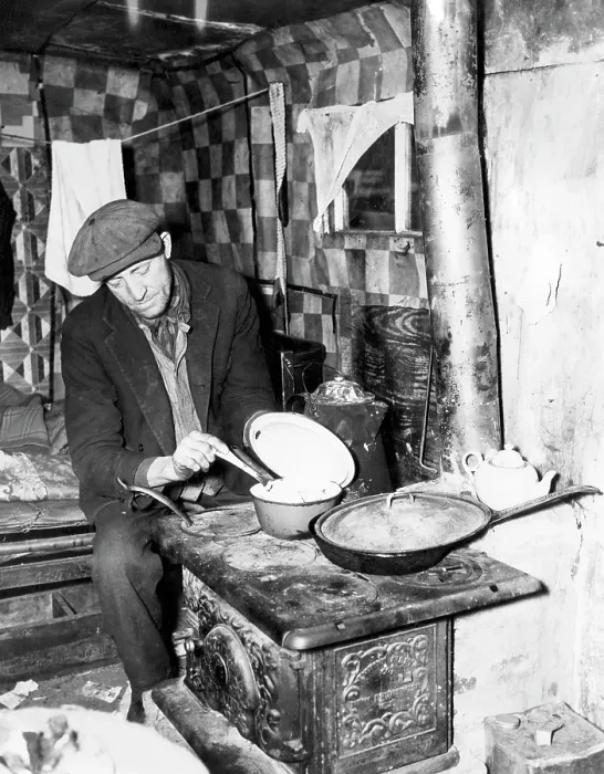 Framed Print : Shanty dweller at West Houston Street, New York, New York. December 4, 1934. CSU Archives /  Courtesy Everett Collection