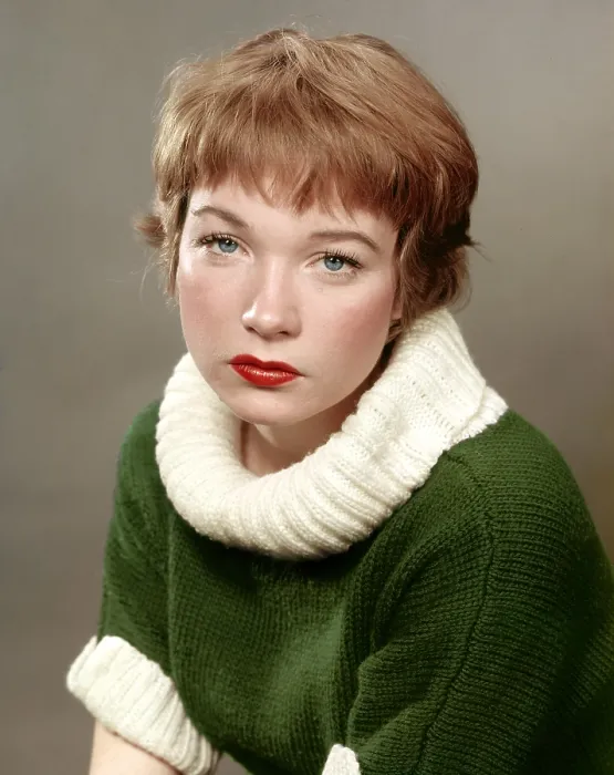 Framed Print : Shirley MacLaine, late 1950s Framed Print : Shirley MacLaine, late 1950s