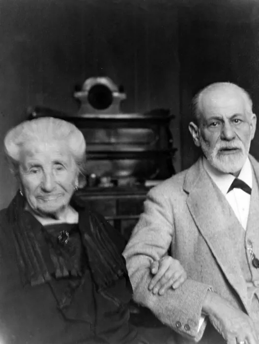 Framed Print : Sigmund Freud (1856-1939), and his mother, Amalia Freud (1835-1929), in 1925 Framed Print : Sigmund Freud (1856-1939), and his mother, Amalia Freud (1835-1929), in 1925
