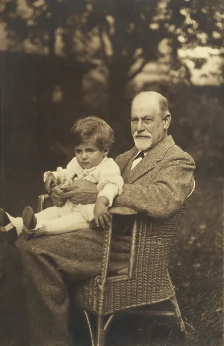 Framed Print : Sigmund Freud with his grandson, Stephen, in 1923. Stephens father was architect Ernst L. Freud, the psychoanalysts fourth child