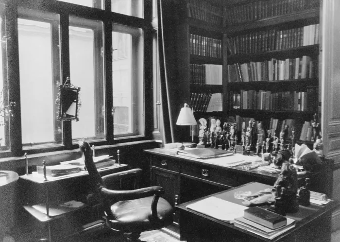 Framed Print : Sigmund Freud's writing desk in his office in Vienna as it looked in 1938 before his emigration to England when Germany annexed Austria