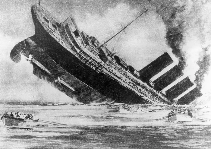 Framed Print : The sinking of the ocean liner, RMS Lusitania, torpedoed by a German U-boat, c. 1915.. Courtesy: CSU Archives  /  Everett Collection