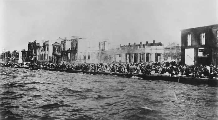 Framed Print : Smyrnas Wall of Humanity, Sept. 1922. Thousands of Greek and Armenian refugees crammed the burned out waterfront to escape from the fire of Sept. 14th