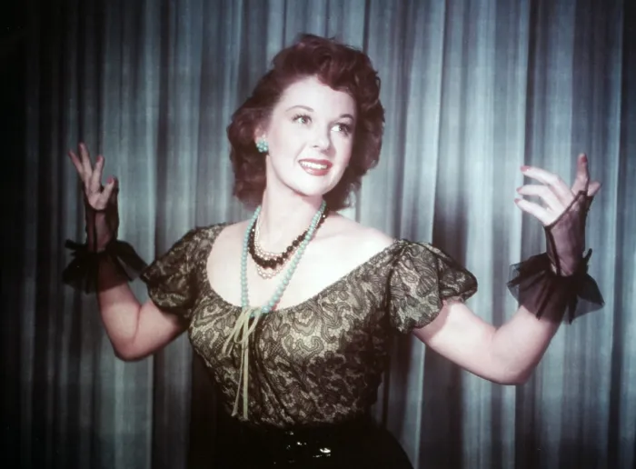 Framed Print : WITH A SONG IN MY HEART, Susan Hayward, 1952. ph: 20th Century Fox  /  Courtesy Everett Collection