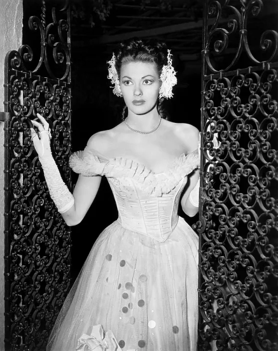 Framed Print : SONG OF SCHEHERAZADE, Yvonne De Carlo, 1947 Framed Print : SONG OF SCHEHERAZADE, Yvonne De Carlo, 1947