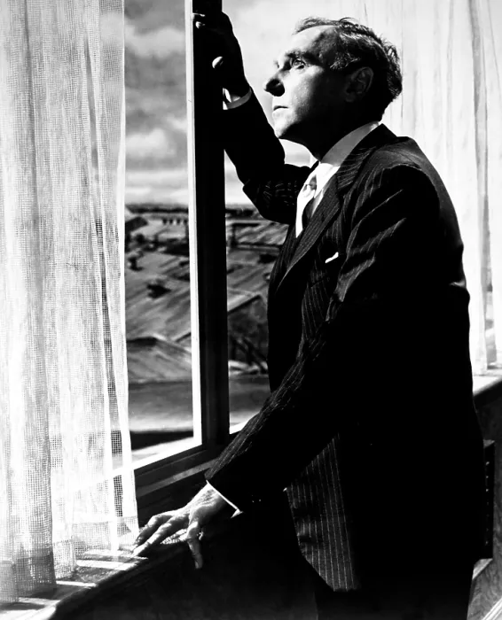 Framed Print : THE SOUND BARRIER, (aka BREAKING THE SOUND BARRIER), Ralph Richardson, 1952 Framed Print : THE SOUND BARRIER, (aka BREAKING THE SOUND BARRIER), Ralph Richardson, 1952