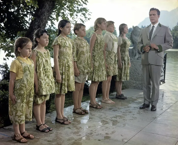 Framed Print : THE SOUND OF MUSIC, from left: Kym Karath, Debbie Turner, Angela Cartwright, Duane Chase, Heather Menzies, Nicholas Hammond, Charmian Carr, Christopher Plummer, 1965