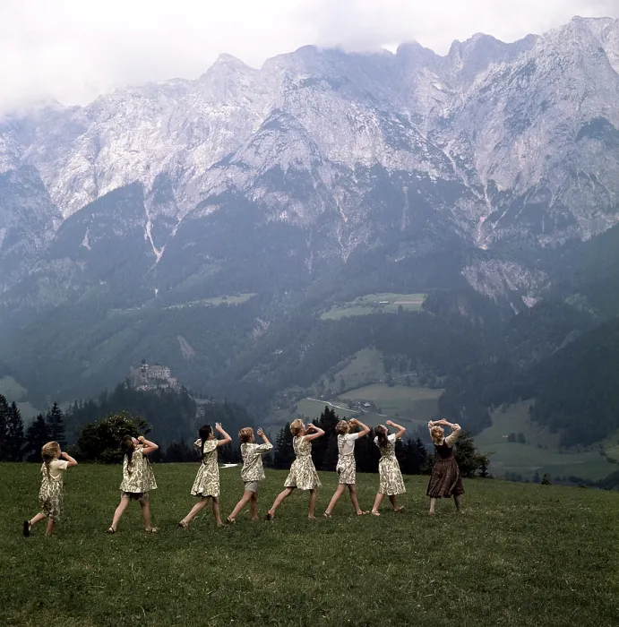 Framed Print : THE SOUND OF MUSIC, from left: Kym Karath, Debbie Turner, Angela Cartwright, Duane Chase, Heather Menzies, Nicholas Hammond, Charmian Carr, Julie Andrews, 1965