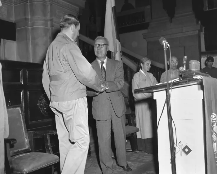 Framed Print : South Korean President Syngman Rhee accepting the return of the battered capital of Seoul from Gen. Douglas MacArthur. Sept 29, 1950. In the background is Mrs. Syngman Rhee