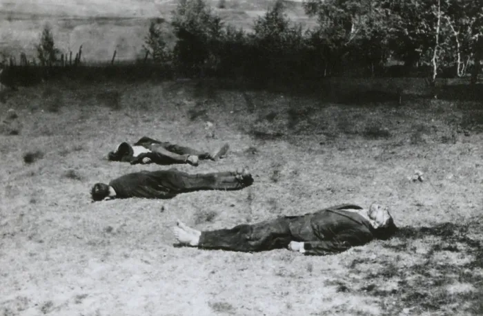 Framed Print : Soviet partisans shot dead by German soldiers during German invasion of Russia in Summer 1941. World War 2. World War 2. (BSLOC_2014_8_20) Framed Print : Soviet partisans shot dead by German soldiers during German invasion of Russia in Summer 1941. World War 2. World War 2. (BSLOC_2014_8_20)