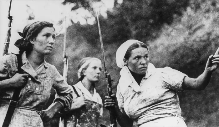 Framed Print : The Soviet (Russian) women guerrillas armed with rifles and bayonets during World War 2. Partisans risked torture and execution if captured by Germans. Ca. 1941-1943