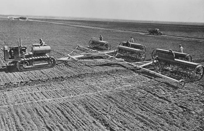 Framed Print : Sowing on a Communist collective farm on the steppes of the Ukraine, USSR. Ca. 1935-40. (BSLOC_2015_2_256) Framed Print : Sowing on a Communist collective farm on the steppes of the Ukraine, USSR. Ca. 1935-40. (BSLOC_2015_2_256)