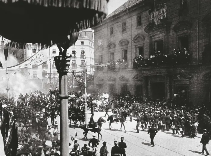 Framed Print : Spain (1906). Attack against Alfonso XIII and Victoria Eugenia on their wedding day