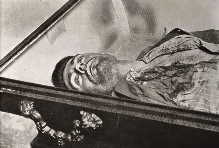 Framed Print : Spain (1906). Corpse of the anarchist terrorist Mateo Morral after his attempted murder against Alfonso XIII. AISA / Everett Collection**US SALES ONLY** Framed Print : Spain (1906). Corpse of the anarchist terrorist Mateo Morral after his attempted murder against Alfonso XIII. AISA / Everett Collection**US SALES ONLY**