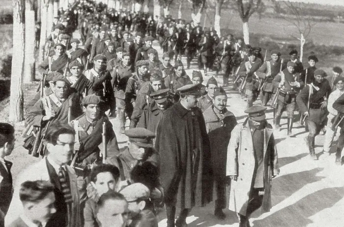Framed Print : Spain (1930). Republican military uprising of Jaca (12th December 1930). Revolted soldiers made prisoners by loyal soldiers in the surroundings of Cillas