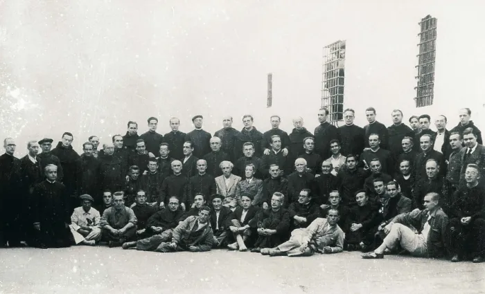 Framed Print : Spain (1939). Julin Besteiro (middle) in the prison of Carmona, together with a group of priests and the director of the prison, who was sacked because of this photograph