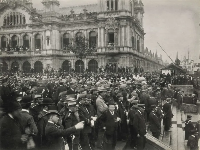 Framed Print : SPAIN. Barcelona. Spain (1904). Barcelona. People at the Plaza de la Paz waiting for the arrival of king Alfonso XIII. AISA / Everett Collection**US SALES ONLY**