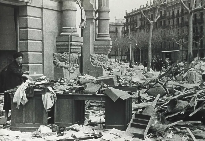 Framed Print : SPAIN. Barcelona. Spanish Civil War. Corner Balmes-Gran Va after a bombardment (May 1938). Image from the Propaganda Department of the Generalitat of Catalonia. SPAIN