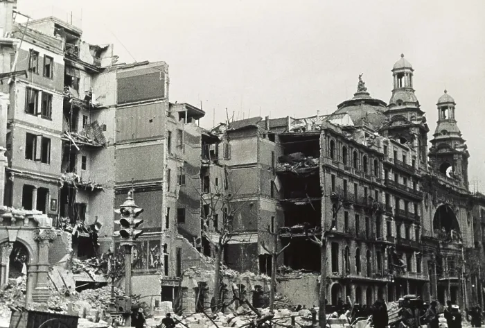 Framed Print : SPAIN. Barcelona. Spanish Civil War. Gran Via de les Corts Catalanes after a bombardment (March 1938). Image from the Propaganda Department of the Generalitat of Catalonia. SPAIN
