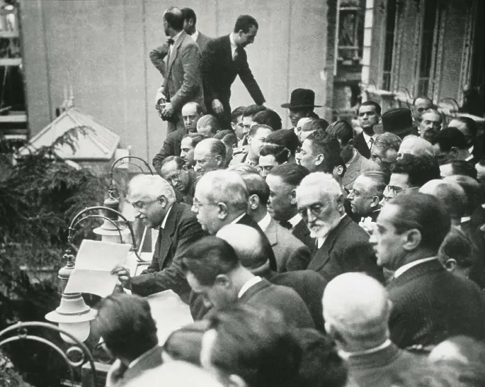 Framed Print : Spain. Second Republic (1st May 1931). President Niceto Alcal Zamora talks to a mass from the Presidency Palace
