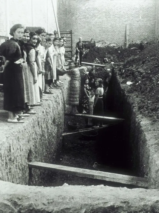 Framed Print : SPAIN. Tarragona. Spanish Civil War (1936-1939). Building an air-raid shelter in the factory Serra i Balet in Tarragona (September, 1938). AISA / Everett Collection**US SALES ONLY** Framed Print : SPAIN. Tarragona. Spanish Civil War (1936-1939). Building an air-raid shelter in the factory Serra i Balet in Tarragona (September, 1938). AISA / Everett Collection**US SALES ONLY**