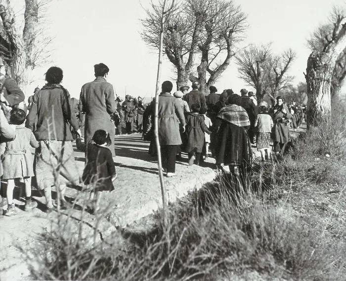 Framed Print : SPAIN. Teruel. Spanish Civil War (1936-1939). Teruel. Evacuation of civilizans and entrance of militia men (1937). SPAIN. Salamanca. Archivo Histrico Nacional