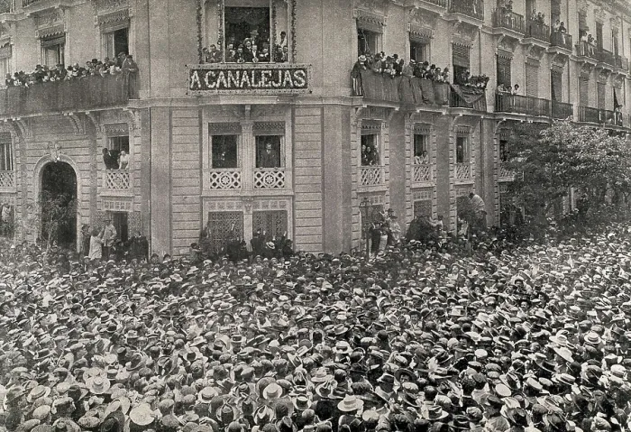 Framed Print : SPAIN. Valencia. Spain (20th c.). Valencia. Popular demonstration before the Crculo Frutero to welcome Jos Canalejas. AISA / Everett Collection**US SALES ONLY** Framed Print : SPAIN. Valencia. Spain (20th c.). Valencia. Popular demonstration before the Crculo Frutero to welcome Jos Canalejas. AISA / Everett Collection**US SALES ONLY**