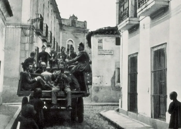 Framed Print : Spanish Civil War (1936-1939). Death condemned by Republican army are transported to the execution place in the surroundings of Merida (August 1936)