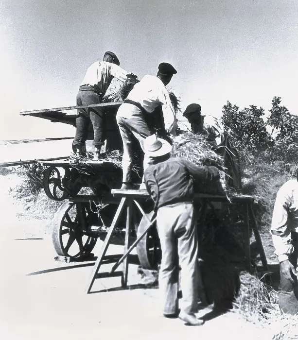 Framed Print : Spanish Civil War (1936-1939). Collectivization of rice in Silla, Valencia (July-August 1937). SPAIN. Madrid. National Historical Archive of Madrid