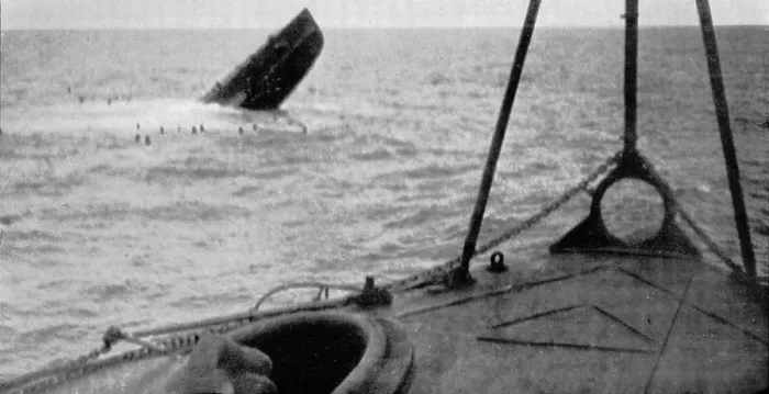 Framed Print : Spanish Civil War (1936-1939). Sinking of the republican submarine B6 (August 1936). While the submarine swings the crew move away in order to avoid the whirlpools. SPAIN Framed Print : Spanish Civil War (1936-1939). Sinking of the republican submarine B6 (August 1936). While the submarine swings the crew move away in order to avoid the whirlpools. SPAIN