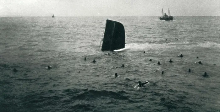 Framed Print : Spanish Civil War (1936-1939). Sinking of the republican submarine B6 (August 1936). The crew swimming towards the nationalist torpedo boat Velasco. SPAIN Framed Print : Spanish Civil War (1936-1939). Sinking of the republican submarine B6 (August 1936). The crew swimming towards the nationalist torpedo boat Velasco. SPAIN