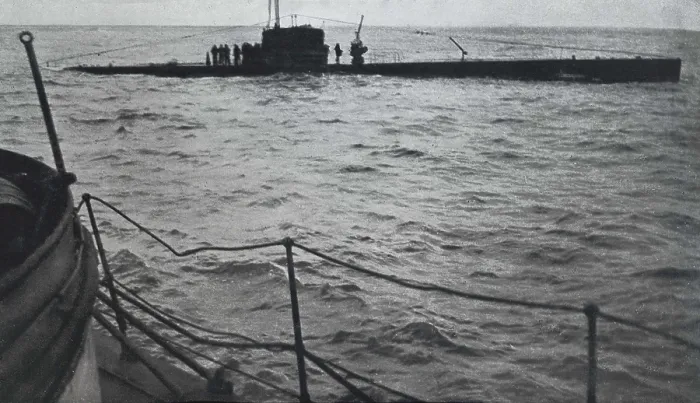 Framed Print : Spanish Civil War (1936-1939). Sinking of the republican submarine B6 (August 1936). The crew on deck before throwing themselves into the sea