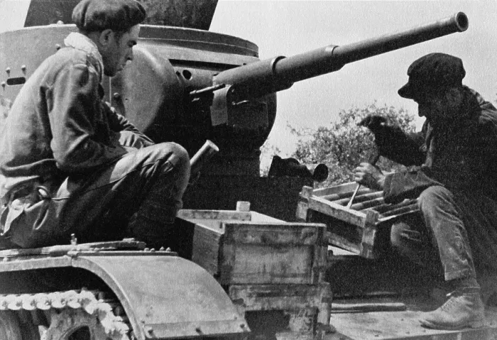 Framed Print : Spanish Civil War. Republican side. Preparing the armaments of the tanks. SPAIN. Salamanca. Archivo Histrico Nacional. AISA / Everett Collection (103130)**US SALES ONLY**