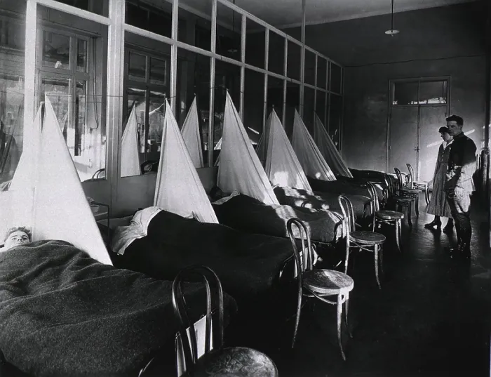 Framed Print : Spanish Flu Epidemic 1918-19. U. S. Army Camp Hospital at Aix-les-Bain, France Influenza ward with sick U.S. soldiers