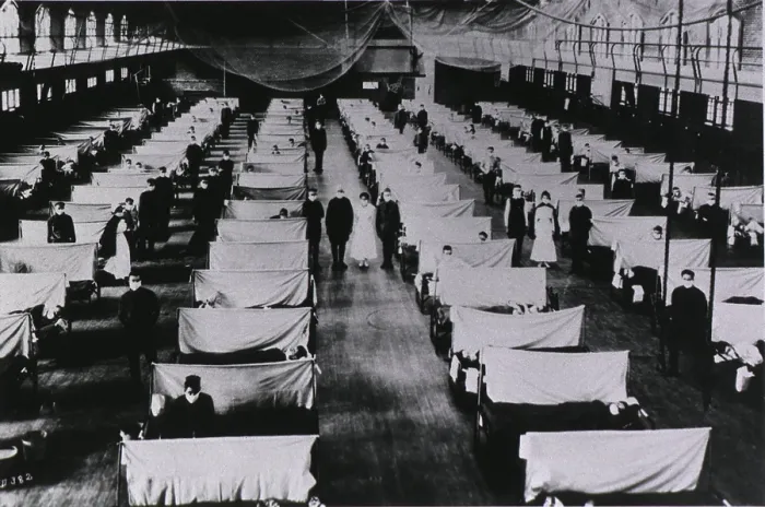 Framed Print : Spanish Flu Epidemic 1918-19. U.S. school gymnasium converted into an flu ward with patients beds are separated by screens and masked health workers